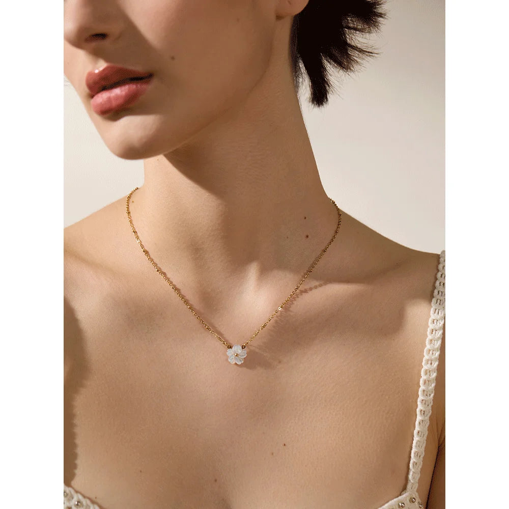 Natural Shell Flower Pendant Necklace